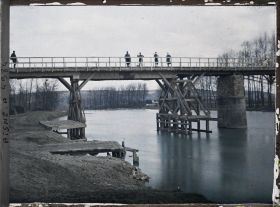 Image représentant Soldats français sur un pont réparé
