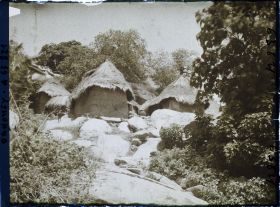 Image représentant Cases à flanc de montagne, au milieu d'éboulis rocheux