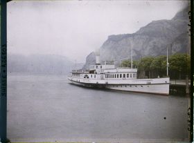 Image représentant Le vapeur Gotthard sur le lac des Quatre-Cantons au débarcadère de Flüelen