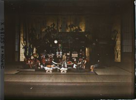 Image représentant Autel décoratif du Tango-no-sekku (" fête des garçons ") dans un salon de la résidence de la famille princière Kitashirakawa.