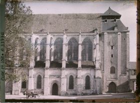 Image représentant Vue extérieure de la nef et de la tour de l'église saint-Pierre