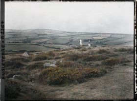 Image représentant Deux demoiselles sur un promontoire