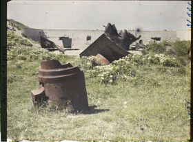 Image représentant Belgique, Ostende, Batterie Hindenburg, Effet de l'éclatement d'une pièce; au 1er plan, la culasse et au fond, la plateforme de la pièce