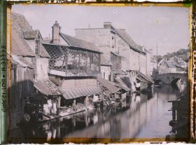 Image représentant Maisons anciennes et lavoirs au bord de l'Eure, au fond le pont Saint-Hilaire