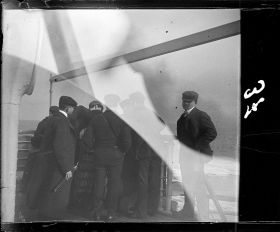 Image représentant Maurice Levy et un groupe de passagers de 2 eme classe observant la mer par dessus le bastingage