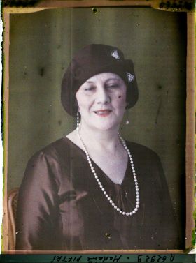 Image représentant https://musee-albert-kahn.s-museum.fr/home/NWQ2OTAwYzNmYjZlZTk1ZWQwODJmMjY4L2dlbmVyaWMtbm90aWNlLXRhYi9hdXRob3JpdHkvNjE3YTc5ZjVjZjhiODk2OGIzMzM3ZDIx/5d6900c3fb6ee95ed082f268/generic-notice-tab/authority/617a79ebcf8b8968b3337b91 Madame Piétri