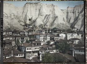 Image représentant La ville, au pied des falaises de grès