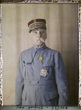 Image représentant Le général  https://musee-albert-kahn.s-museum.fr/home/NWQ2OTAwYzNmYjZlZTk1ZWQwODJmMjY4L2dlbmVyaWMtbm90aWNlLXRhYi9hdXRob3JpdHkvNjE3YTc5ZjVjZjhiODk2OGIzMzM3ZDIx/5d6900c3fb6ee95ed082f268/generic-notice-tab/authority/617a79ebcf8b8968b33374f5 Paul Pau
