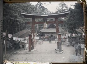 Image représentant Abords d'un temple, un jour de fête