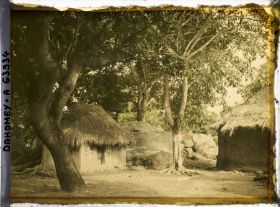 Image représentant Case de fétiche sur la place du village de Kétou (?)