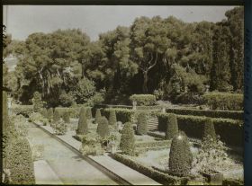 Image représentant Le bassin d'eau du jardin persan de la villa Cypris, vu en direction du nord-ouest
