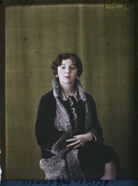 Image représentant https://musee-albert-kahn.s-museum.fr/home/NWQ2OTAwYzNmYjZlZTk1ZWQwODJmMjY4L2dlbmVyaWMtbm90aWNlLXRhYi9hdXRob3JpdHkvNjE3YTc5ZjVjZjhiODk2OGIzMzM3ZDIx/5d6900c3fb6ee95ed082f268/generic-notice-tab/authority/617a79ebcf8b8968b3336ec4 Mademoiselle Guiness