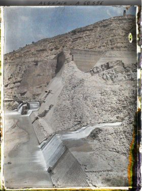 Image représentant Barrage de l'Habra, la brèche dans le mur du barrage, vue de l'aval, du côté de la rive droite