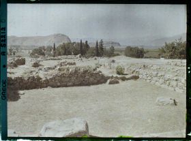 Image représentant Palais Royal, dans la citadelle. Vue prise du Megaron (foyer seigneurial) vers la cour (en direction du sud). Au fond, Nauplie et son rocher