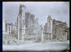 Image représentant France, Reims, La Cathédrale et le Théâtre depuis la rue de Talleyrand