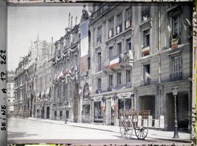 Image représentant Maisons décorées pour les fêtes de la Victoire avenue des Champs-Elysées, au niveau du numéro 32