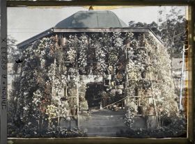 Image représentant Kiosque décoré de chrysanthèmes