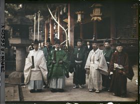 Image représentant Le sanctuaire Yasaka-jinja (appelé également Gion-jinja) : prêtres shintoïstes en costume de cérémonie, le jour de la fête Shichi-go-san (" sept-cinq-trois ") dédiée aux enfants
