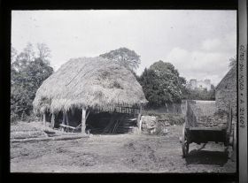Image représentant La hangar d'une ferme couvert de paille