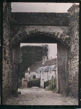 Image représentant France, Chevreuse, L'Entrée des Communs du Chau de la Madeleine et la Tour