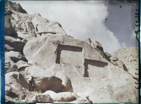 Image représentant Les inscriptions antiques Ganj-Nameh (le livre du trésor), sur les flancs du Kuh-e Alvand