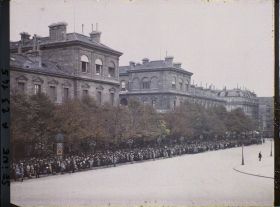 Image représentant La foule devant l'Hôtel-Dieu pour les funérailles de monseigneur Amette