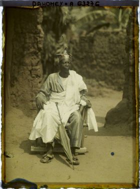 Image représentant Le chef féticheur du Serpent, prêtre au culte de Dangbé