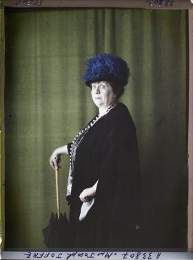 Image représentant https://musee-albert-kahn.s-museum.fr/home/NWQ2OTAwYzNmYjZlZTk1ZWQwODJmMjY4L2dlbmVyaWMtbm90aWNlLXRhYi9hdXRob3JpdHkvNjE3YTc5ZjVjZjhiODk2OGIzMzM3ZDIx/5d6900c3fb6ee95ed082f268/generic-notice-tab/authority/617a79ebcf8b8968b3336fc4 Madame Henriette Joffre