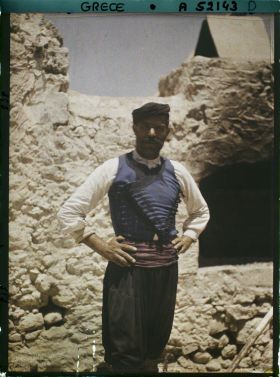 Image représentant Un Crétois à gilet croisé et brodé bleu