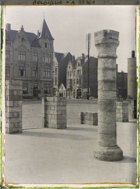 Image représentant Belgique, Ypres, Entrée de la Rue de Lille et ruines des Halles