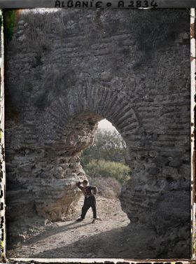 Image représentant Une vieille porte de la muraille vénitienne en briques (un petit albanais turc)