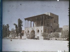Image représentant Le palais Ali Qapu ("sublime porte"), côté ouest de la Meydan-i-Chah