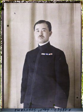 Image représentant https://musee-albert-kahn.s-museum.fr/home/NWQ2OTAwYzNmYjZlZTk1ZWQwODJmMjY4L2dlbmVyaWMtbm90aWNlLXRhYi9hdXRob3JpdHkvNjE3YTc5ZjVjZjhiODk2OGIzMzM3ZDIx/5d6900c3fb6ee95ed082f268/generic-notice-tab/authority/617a79ebcf8b8968b3337814 Lieutenant de vaisseau Sugiyama