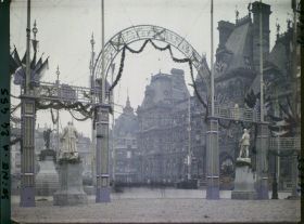 Image représentant La place de l'hôtel de Ville décorée pour le Cinquantenaire de la IIIe République