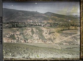 Image représentant Un village bulgare avec ravinement et cultures