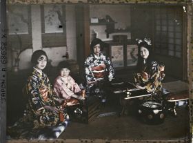 Image représentant Résidence de la famille Kitashirakawa (intérieur), les trois jeunes princesses Kitashirakawa (Mineko, Sawako et Taeko) et leur cousine, la princesse Takeda Ayako (au centre)