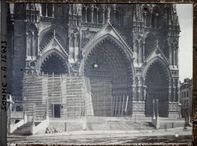 Image représentant France, Amiens, Façade principale de la Cathédrale, vue prise du Nord