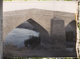 Image représentant Pont sur une rivière entre Ispahan et Chiraz