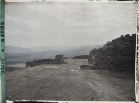 Image représentant Sur l'Acropole, le Palais : vue prise du Megaron (foyer seigneurial) vers la cour