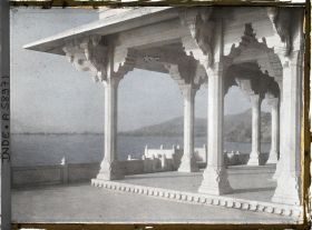Image représentant L'un des pavillons de marbre blanc sur les rives du lac Anasagar