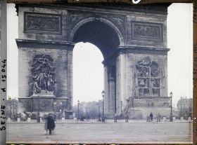 Image représentant Démantèlement des protections anti-bombardement sur l'Arc de triomphe, place de l'Etoile