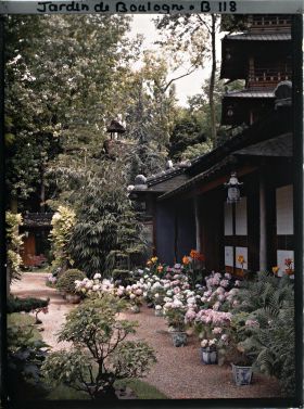 Image représentant Maison est au cœur du " village japonais ", ornée d'hortensias et de cannas en pots fleuris