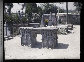 Image représentant Le "tombeau de saint Yves" au cimetière de Minihy