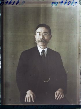 Image représentant https://musee-albert-kahn.s-museum.fr/home/NWQ2OTAwYzNmYjZlZTk1ZWQwODJmMjY4L2dlbmVyaWMtbm90aWNlLXRhYi9hdXRob3JpdHkvNjE3YTc5ZjVjZjhiODk2OGIzMzM3ZDIx/5d6900c3fb6ee95ed082f268/generic-notice-tab/authority/617a79ebcf8b8968b3337886 Monsieur Tanda