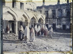 Image représentant Turquie, Aidin, Médrésé de la Mosquée Djami- Djihan  Femmes dans les ruines