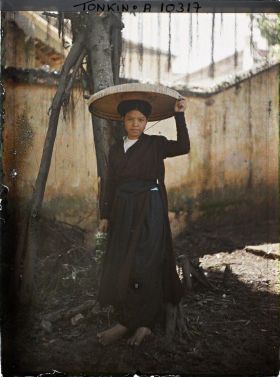 Image représentant Une jeune fille du peuple portant le costume quotidien
