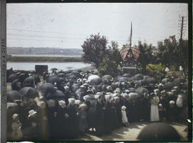 Image représentant La procession de la Fête-Dieu devant le reposoir de la rade de Perros-Guirec