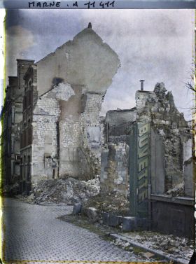 Image représentant Habitations en ruine, rue Eugène Desteuque