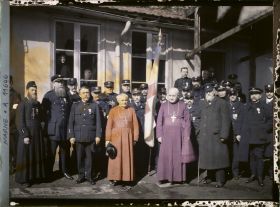 Image représentant France, Reims, Groupe des membres de la Croix Rouge et Monseigneur Luçon