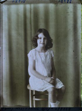 Image représentant https://musee-albert-kahn.s-museum.fr/home/NWQ2OTAwYzNmYjZlZTk1ZWQwODJmMjY4L2dlbmVyaWMtbm90aWNlLXRhYi9hdXRob3JpdHkvNjE3YTc5ZjVjZjhiODk2OGIzMzM3ZDIx/5d6900c3fb6ee95ed082f268/generic-notice-tab/authority/617a79ebcf8b8968b3337ab0 Mademoiselle Younevitch